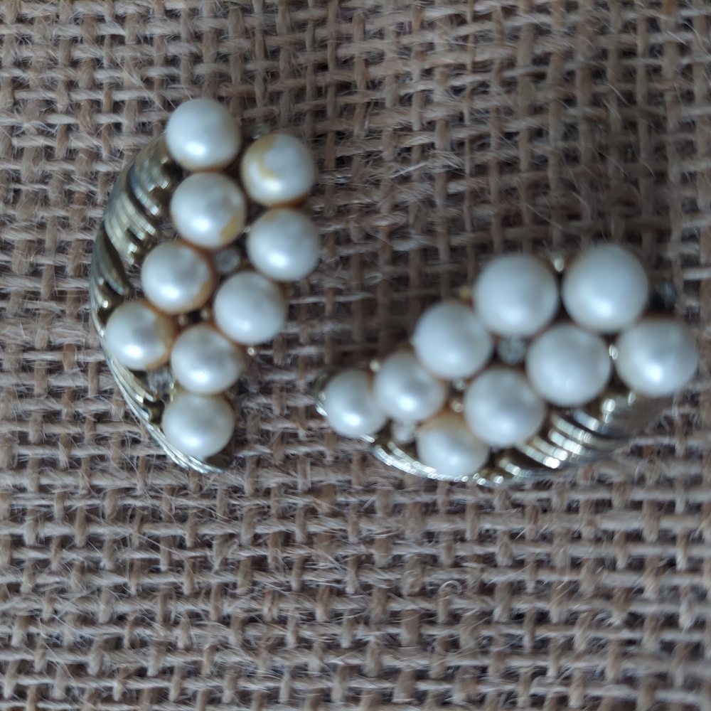 Vintage Lisner Yellow Gold Plated Faux Pearl Flower Clip On Earrings - Picture 2 of 6